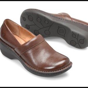 NWT Born Clogs